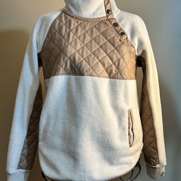 Abercrombie & Fitch Sweaters - Abercrombie & Fitch Cream and Tan Quilted Sweater